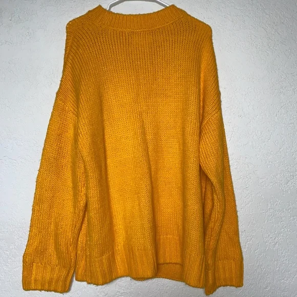 Large Boyfriend Crewneck Yellow Gold Sweater by Victoria Secret Pink - Picture 6 of 7